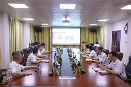 ��˾�쵼����ԢĿ�����ҵ��ʾ����Ƭ